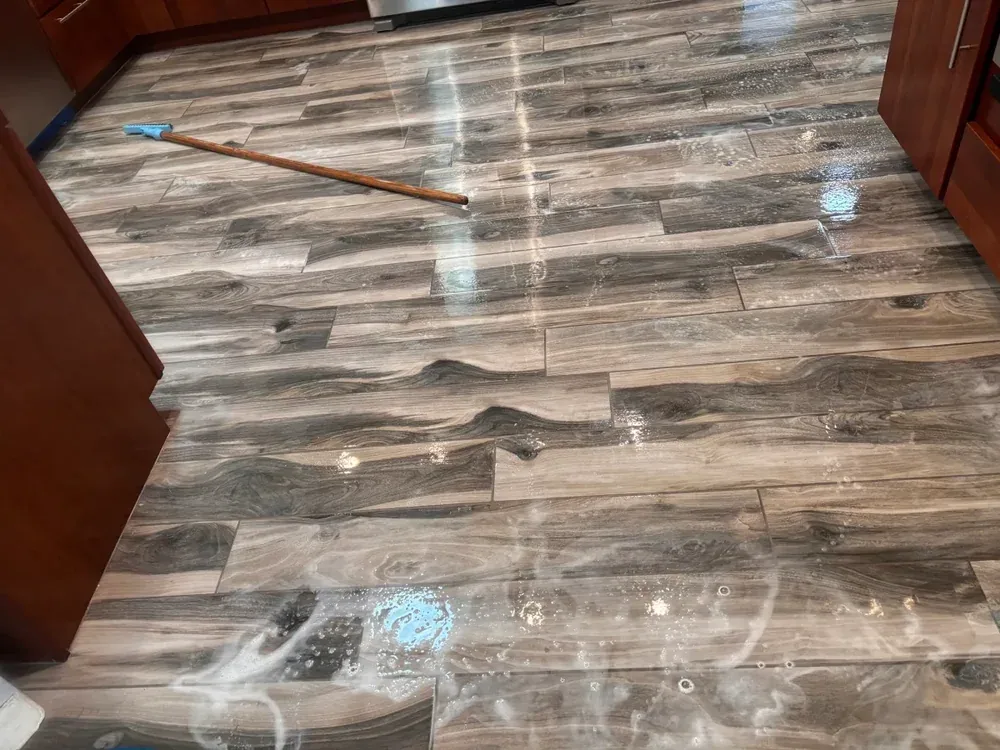 Pre-treatment dwelling on a wood-look tile floor before extraction